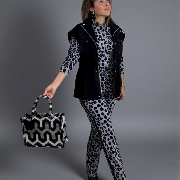 MI PIACE | Travel Broek Straight Leopard Print grey & latte