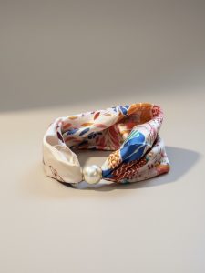 Magnetic pearl scarf