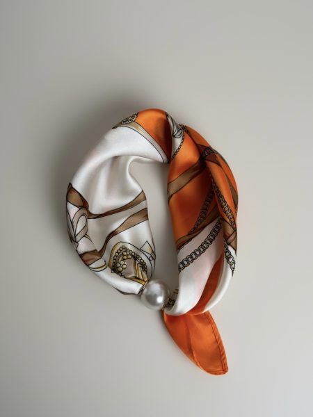 Magnetic pearl scarf kingsday