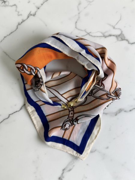 Magnetic scarf chain